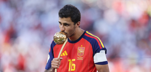 رودري قد يحل أكبر أزمة في برشلونة قبل الموسم الجديد